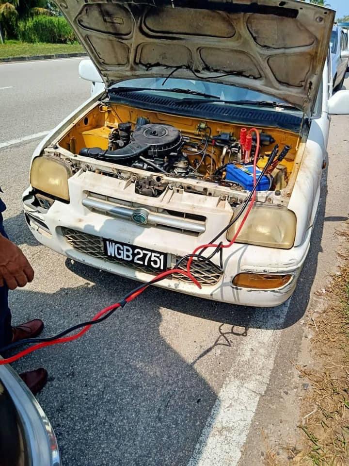 JatIkhwan's tweet photo. Salam sesiapa ada kenal Pak Cik ni atau warisnya, tolong bagitahu ya. Jumpa di Kuantan. Kereta dia rosak. Dia tak ingat apa-apa/lupa ingatan/nyanyuk. Alamat kad pengenalan di Kemaman. Pak Cik ni baru dibawa ke Balai Polis Jaya Gading. Umur dah 83 weh. Sian weh. 😭 https://t.co/isD391txJq