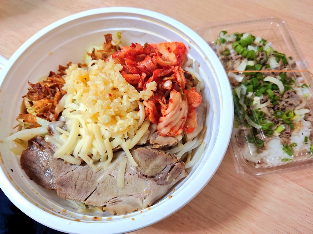 EggDriver_Wife's tweet image. 今日のお昼はくろとんの汁なしG麺でぇぇえぇぇぇぇす！！！！
あとねぎチャー飯🍚

ファストピックでお持ち帰りしたから、お家でゆっくり食べれる( "´༥`"  )

#FastPick
#くろとん
#汁なしG麺
#ねぎチャー飯
#おうちごはん