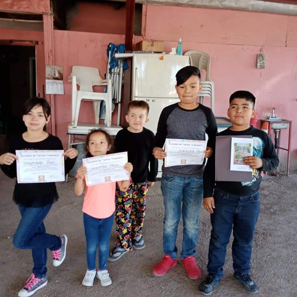 edusolidaria's tweet photo. 📒✏️La semana pasada las #EscuelitasdeTareasCalasanz vivieron la Semana Social. 
Te compartimos el momento en el que los "Maestros" recibieron su reconocimiento por el cariño que pusieron al enseñar a sus pequeños "Alumnos".
Repiten el mismo cariño que reciben de sus maestros. https://t.co/HN8yZ9rBy7