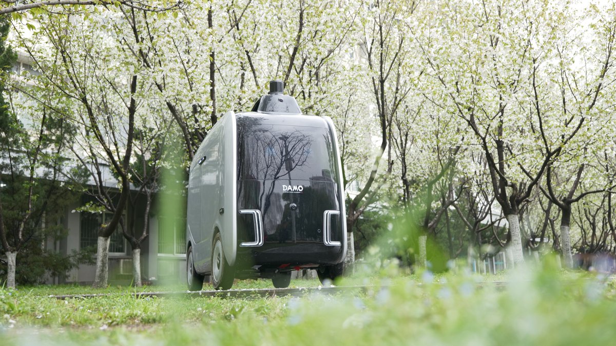 #BackToSchool season: Alibaba is rolling out its autonomous logistics robots called #Xiaomanlv to 15 universities in China this month. Students only need to set a pick-up time to have the #selfdrivingcars deliver packages right to their dorms.