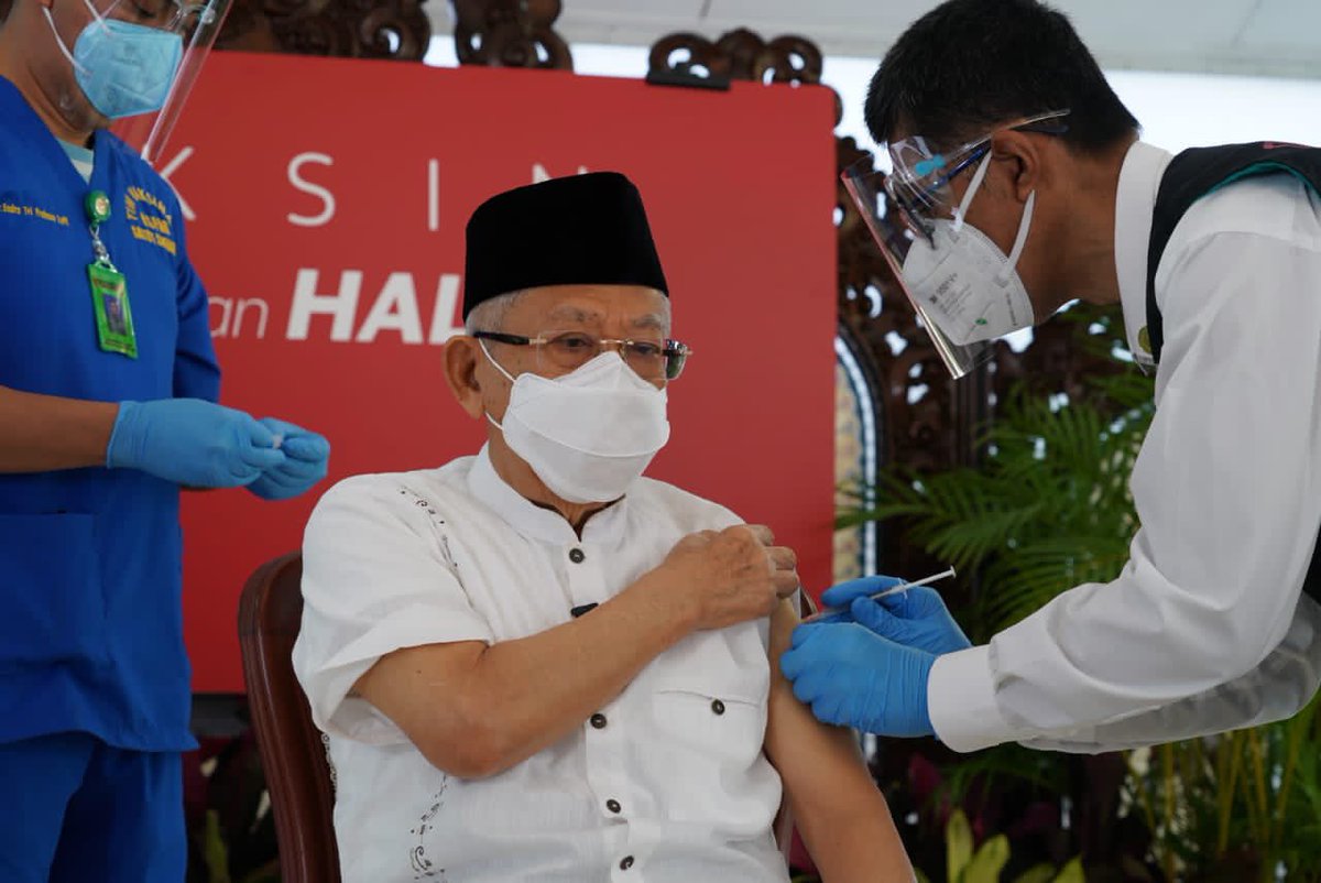 KemensetnegRI's tweet photo. Pada hari Rabu (17/03/21), Wakil Presiden K. H. Ma’ruf Amin dan Ibu Wury Ma’ruf Amin menerima vaksin Covid-19 dosis kedua. Proses vaksinasi dilaksanakan pada pukul 08.30 WIB di Kediaman Resmi Wapres, Jl. Diponegoro No. 2 Jakarta Pusat.

Foto: Yohanes dan Dony - BPMI Setwapres https://t.co/bXHuYc386K