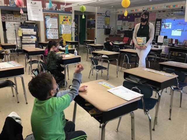 Thanks to Mrs. Adelman👏for visiting our K classes and reading the thought-provoking book, If I Built A School by Van Dusen.📚Loved the creativity as my students wrote about their ideas to enhance Warwick. Perfect book to engage curious minds!
📝👫💞<a href="/AmyAdelmanCB/">Amy Adelman</a> <a href="/CBWarwickElem/">Warwick Elementary School CBSD</a>