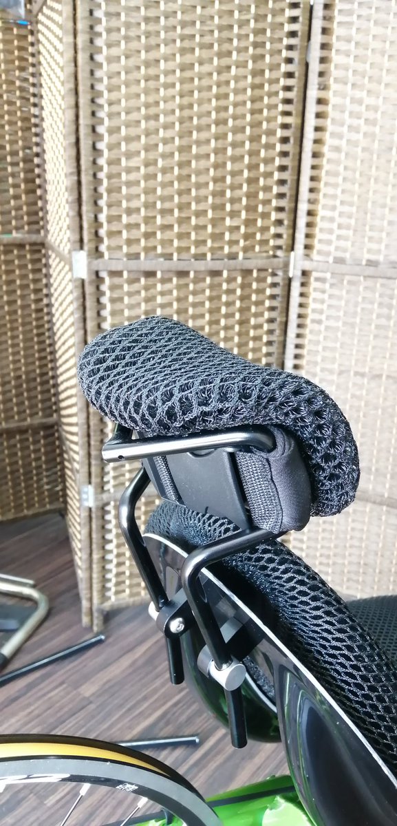 HCWORKS1974's tweet photo. PERFORMER のヘッドレストにVentisit のネックパッドを付けてみた。
思い通り快適に！！
後程、通販サイトに追加します。
#リカンベント
#ヘッドレスト
#ネックレスト
#recumbent 
#headrest
#neckrest https://t.co/3AS22FEaZi
