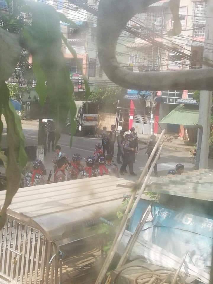 AyeZarWin1's tweet photo. In Hledan, Yangon, military terrorists grabbed the people to clear and remove the barricades on the roads. They have no right to order and serve these kinds of work to our people. This is totally abusing our people with the weapons.
R2P NOW
#WhatsHappeningInMyanmar
#Mar19Coup https://t.co/SauirjIHnk