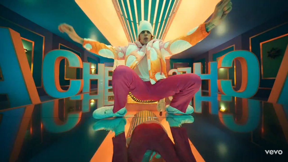 senti_mentaI's tweet photo. i dont know how to explain this but...this is kidrauhl 100% #justicethealbum #Peaches https://t.co/qjwNlzu9dp