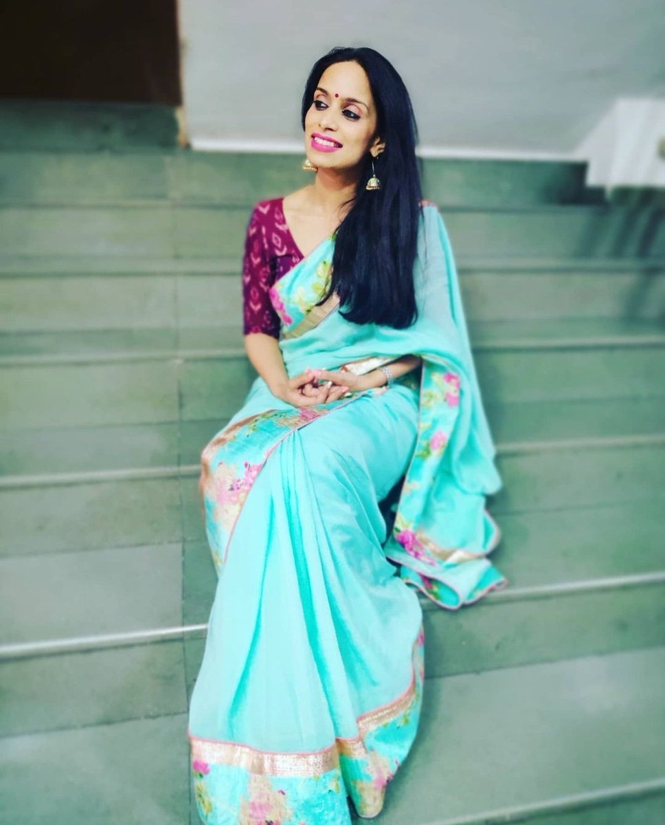 rjshru's tweet image. Pretty is an accident of nature. Elegant is a self created work of art.
.
.
#rjshrutii #redfmpune #magicfmmumbai #sareelove #jhumke #bindi #marathimulgi #gotraditional #selflove #friyayvibes !!