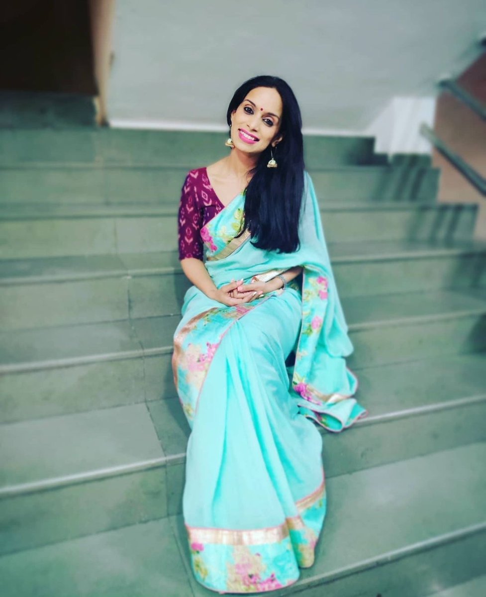 rjshru's tweet image. Pretty is an accident of nature. Elegant is a self created work of art.
.
.
#rjshrutii #redfmpune #magicfmmumbai #sareelove #jhumke #bindi #marathimulgi #gotraditional #selflove #friyayvibes !!