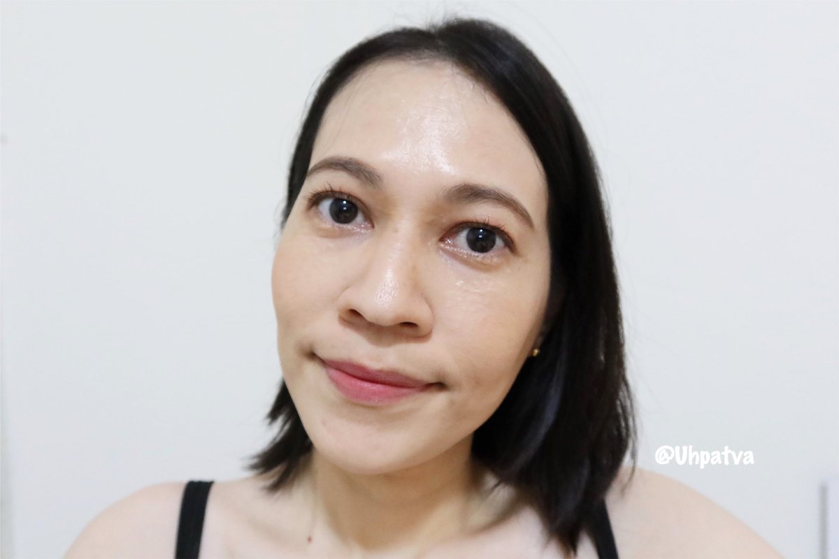 Uhpatva's tweet photo. รองพื้นใหม่ของ #Candylab ซื้อตามเพราะพรีเซนเตอร์แน่นอนไม่ผิดจ้า แต่ใช้แล้วก็ไม่ผิดหวังจ๊ะ เนื้อบางเบา เกลี่ยง่ายดี ปกปิดได้ปานกลาง ไม่ดรอประหว่างวัน สีที่ใช้ ปิดรอยแดงได้อยู่นะ เบอร์ 1 Warm Iovry จะเข้ากับโทนสีผิวเหลืองได้ดีเลย ใช้ได้ในทุกวันที่ต้องการวันที่เบาสบาย #Howtoperfece https://t.co/ERotVdXCDM