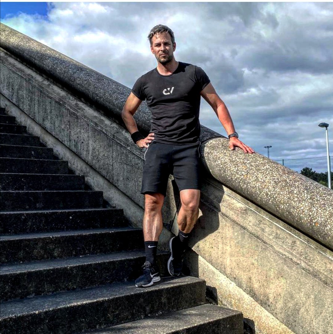 chrisvcoach's tweet photo. "Les escaliers sont un moyen des plus simple pour vous aider à développer vos qualités" physiques. #stairs #training #motivation #Coach #gymlife https://t.co/WsiLraOF0O