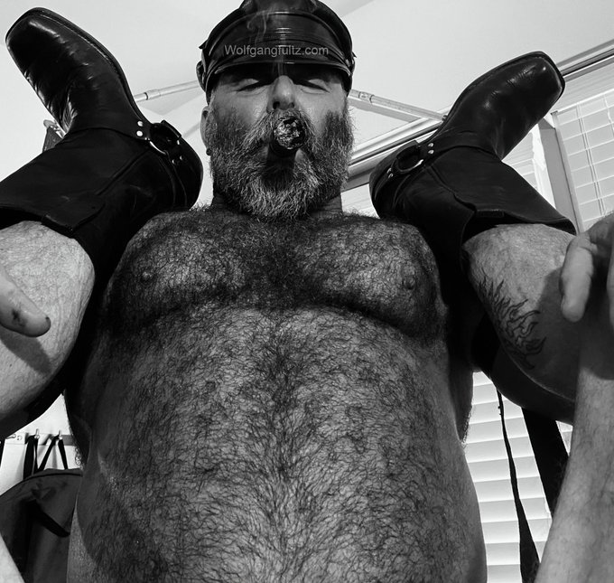 You like that, Boy? https://t.co/jV2bQ5Pxqb #Sir #master #daddy #cigardad #smokefetish #cigarfetish #leathergloves