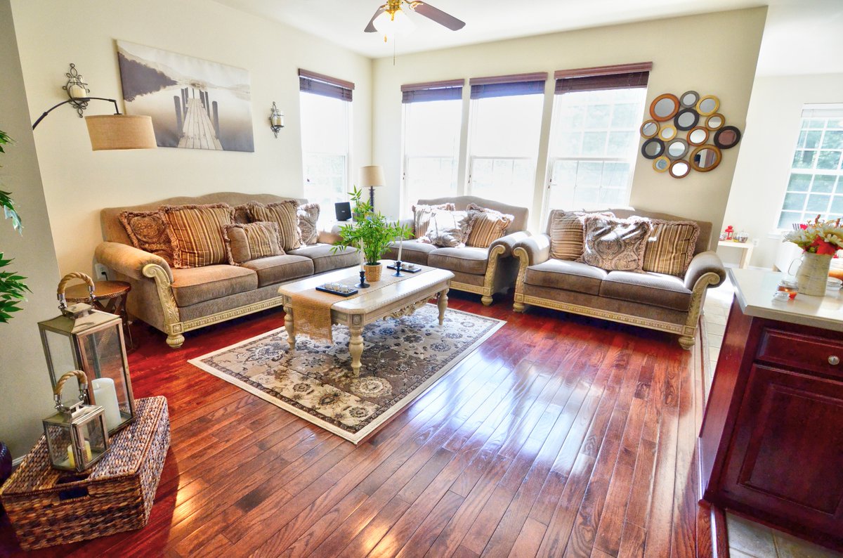 #luxuryhomes! Amazing Townhouse in a great area at 12601 Buckleys Gate Dr, Fairfax, VA 22030.
#luxuryhome #homeforsale #luxuryrealestate #Hlirealty #beautifulhome what a fun bright house!
facebook.com/HLIRealty/post…