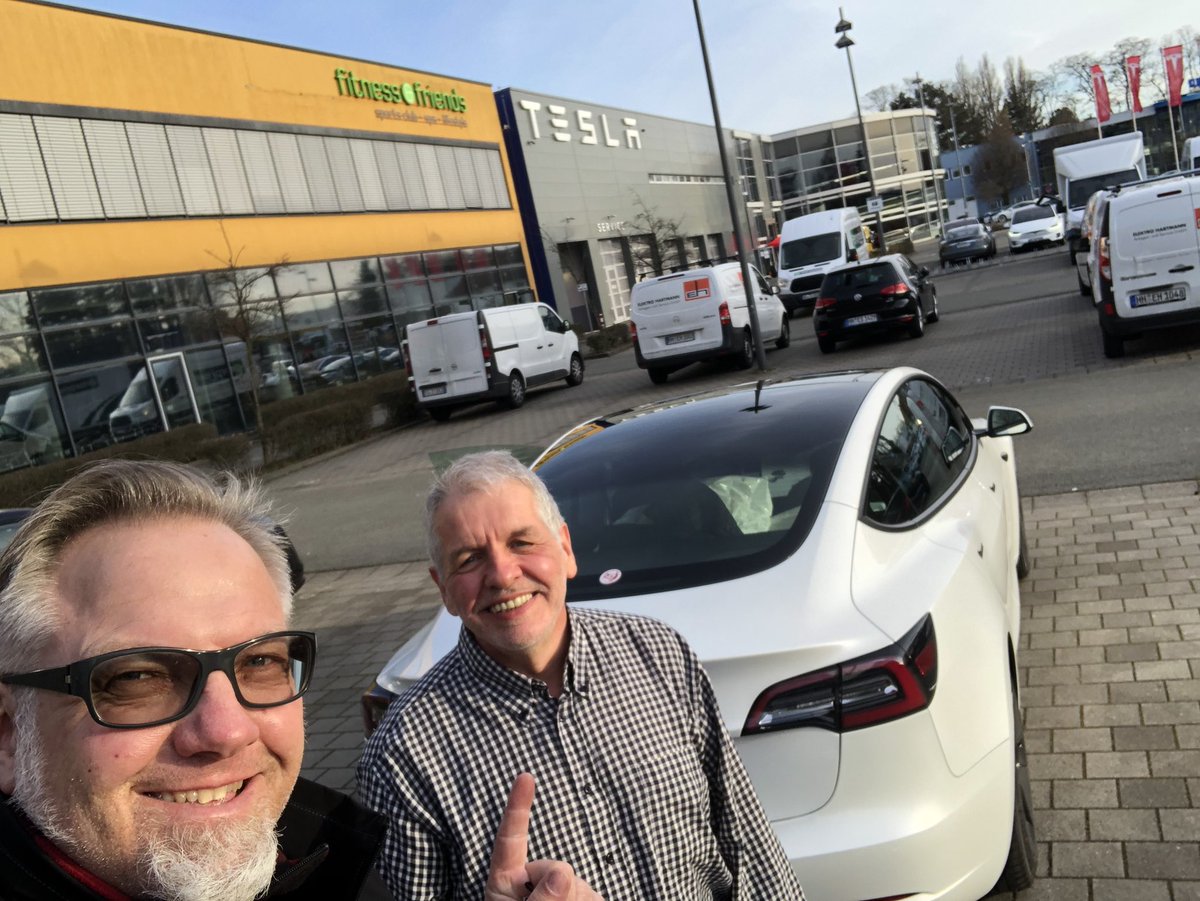 KroegerOve's tweet photo. Glückliche Kunden bei ihrer stressfreien Übergabe ihres Tesla. Ich kümmere mich um alles. #doctesla #teslacheck https://t.co/ADq1nhG3PE https://t.co/Xl71EID0qV