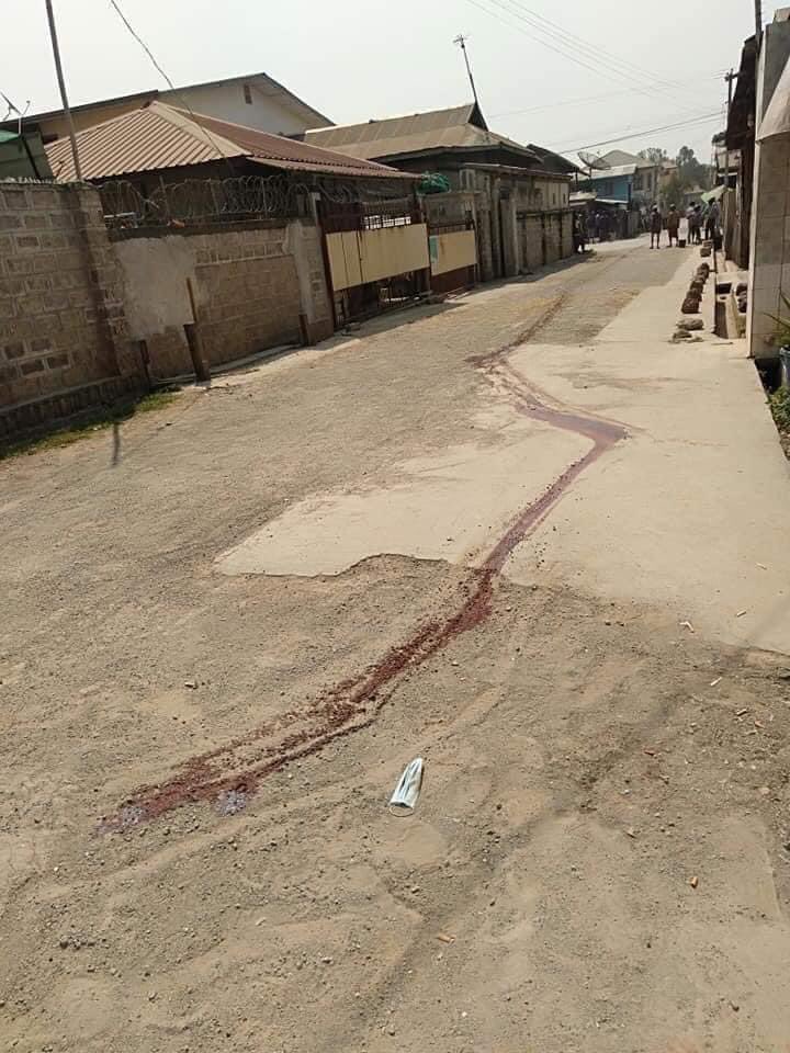 hannayuri_twt's tweet photo. tw // blood
In Aungban, Myanmar, one civilian got shot with live ammunitions and the body was dragged along on the road by Military Junta terrorists. 

R2P NOW
#WhatsHappeningInMyanmar
#Mar19Coup https://t.co/Ryn4dFQP5G