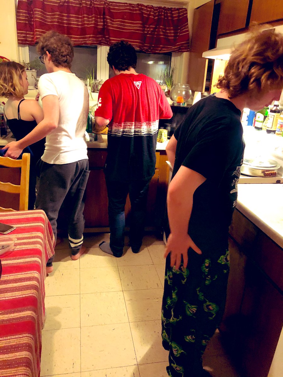Juliet2HisRomeo's tweet photo. Four teenagers in the kitchen cleaning ......how much is this going to cost me or what have they done wrong 😳🤣#momslife #teenfiles #parenting https://t.co/jrAw0CaHDb