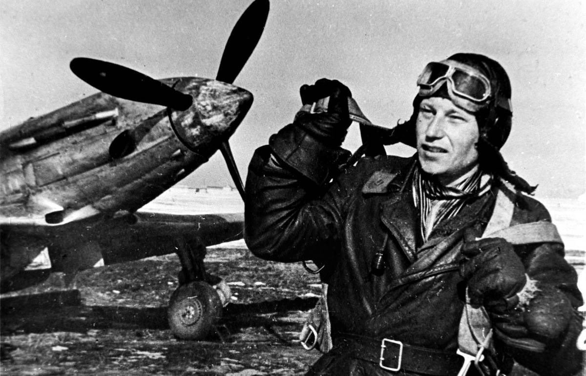 Прославленный летчик‑ас, первый в истории трижды Герой Советского Союза, маршал авиации Александр Покрышкин родился 19 марта 1913 г. За годы войны совершил более 650 боевых вылетов, в 156 воздушных боях сбил лично 46 и в группе - 6 самолетов противника.