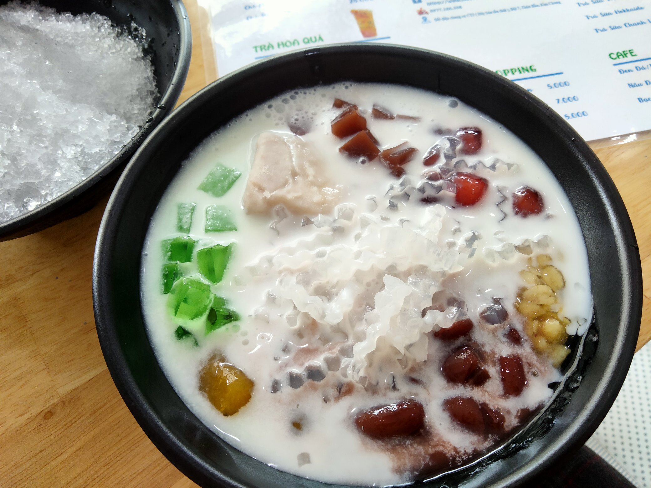 ベトナム移住 ベトナムのみつ豆 ぜんざい 的存在 チェー タップカム 全部のせ タイ風のチェーのお店へ 緑の寒天がのってる確率高い 大きいタロ芋 いんげん豆 ザボン ザクロ 氷を入れながら食べる ベトナム スイーツ好きな人と繋がりたい