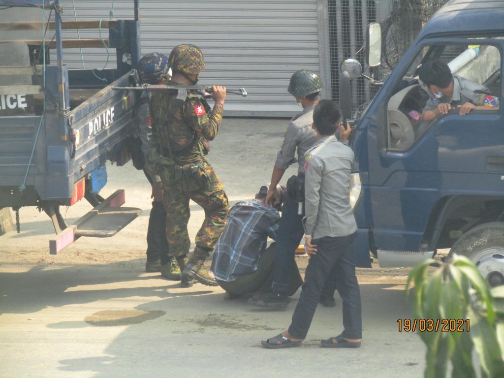 Clear evidence of military terrorists ganging up on an innocent civilian. #WhatsHappeningInMyanmar #Mar19Coup