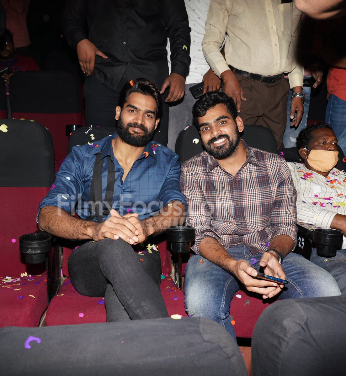 FilmyFocus's tweet photo. #BasthiBalaraju Heads to the Theatre to Watch #ChaavuKaburuChallaga with Fans.!
#CKCFromToday #ChaavuKaburuChallaga #AlluAravind @ActorKartikeya @Itslavanya @Koushik_psk @JxBe #KarmChawla #BunnyVas @imsarathchandra @GA2Official @adityamusic https://t.co/toQiXKCErB