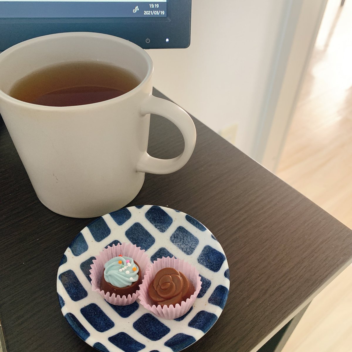 ___mik7___'s tweet photo. 在宅勤務中の私に15時のおやつを渡してくれる本日有休の旦那。穏やかすぎる金曜日だ…。 https://t.co/WsmBQl3Jpo