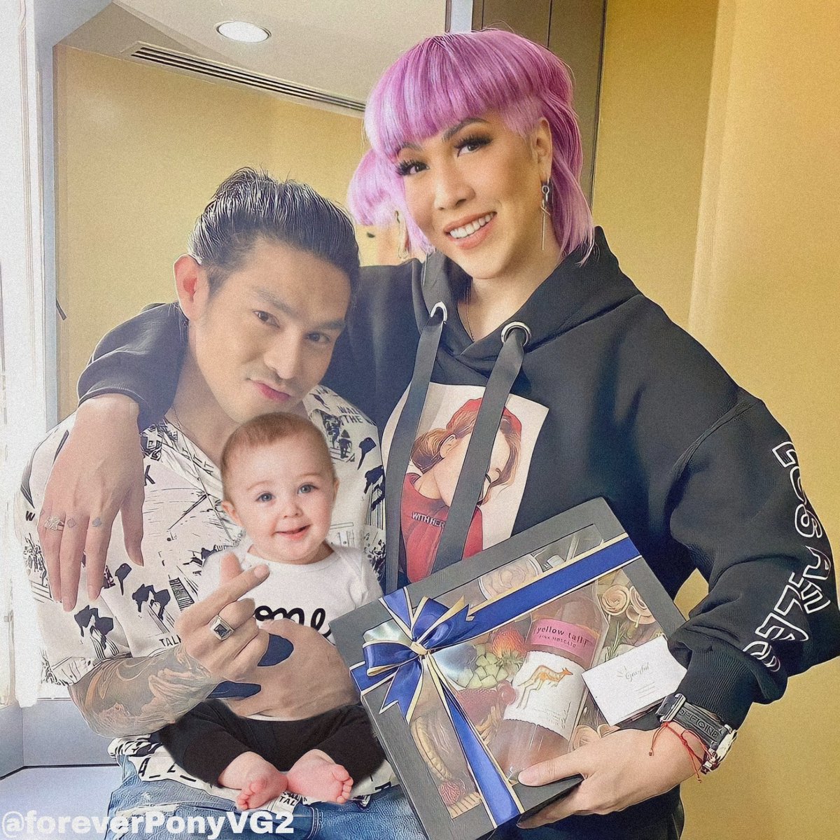 foreverPonyVG2's tweet photo. Family Picture again🧡🧡🥺 https://t.co/mBJeJgpE5y