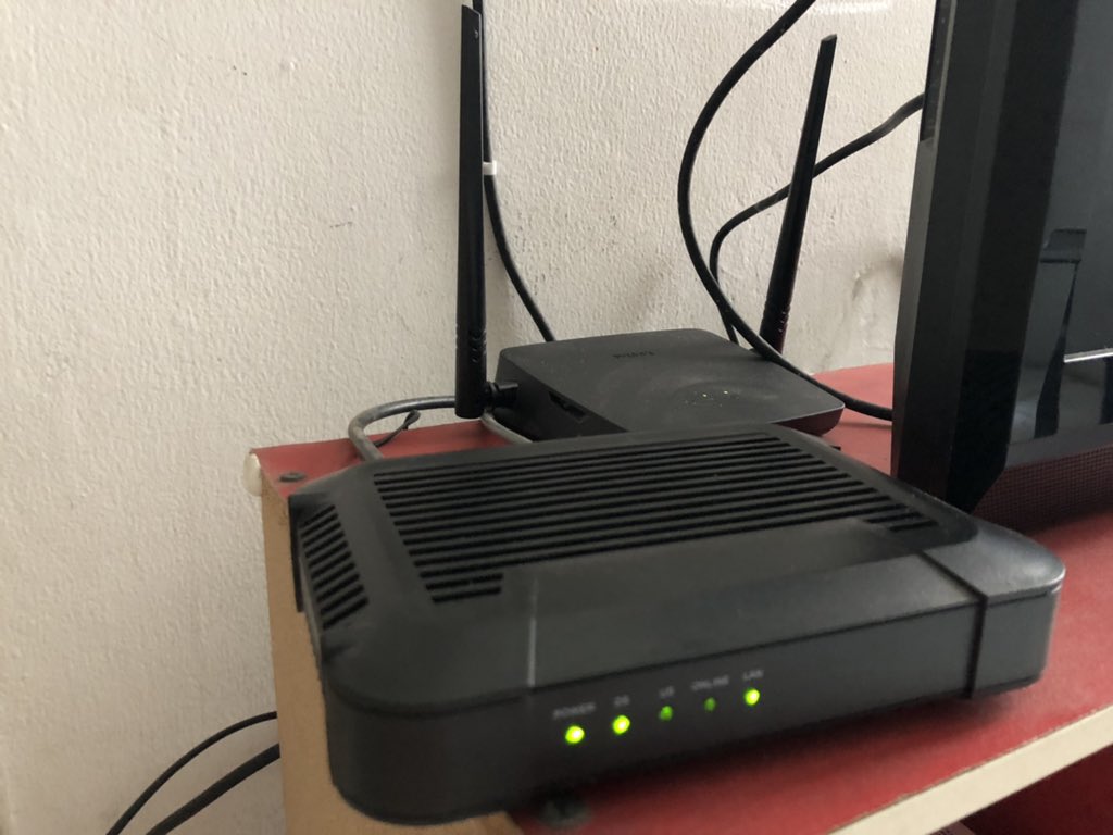 mei168's tweet photo. @FirstMediaCares Barusan saya restart, msh blm nyala jg. Terlampir indikatornya https://t.co/OJR8xdJmz3