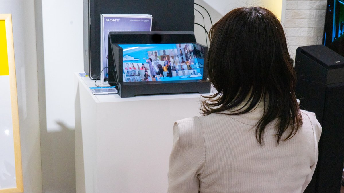 Sony Stories Japan 全国のソニーストアで開催中 いきものがかり Who Special Experience In Sony Store 現場レポートvol 2 空間再現ディスプレイで立体映像を体験 視線認識技術で ライブ映像内の イラストやメンバーが画面から飛び出して見え Sony Stories Japan 全国のソニーストアで開催中 いきものがかり Who Special Experience In Sony Store 現場レポートvol 2 空間再現ディスプレイで立体映像を体験 視線認識技術で ライブ映像内の イラストやメンバーが画面から飛び出して見え