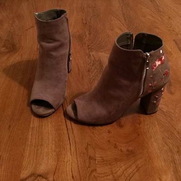 ItsMEJudyB's tweet photo. So good I had to share! Check out all the items I'm loving on @Poshmarkapp #poshmark #fashion #style #shopmycloset #americaneagleoutfitters #candies #nike: https://t.co/EvmgbLqrE9 https://t.co/QlXhguLind
