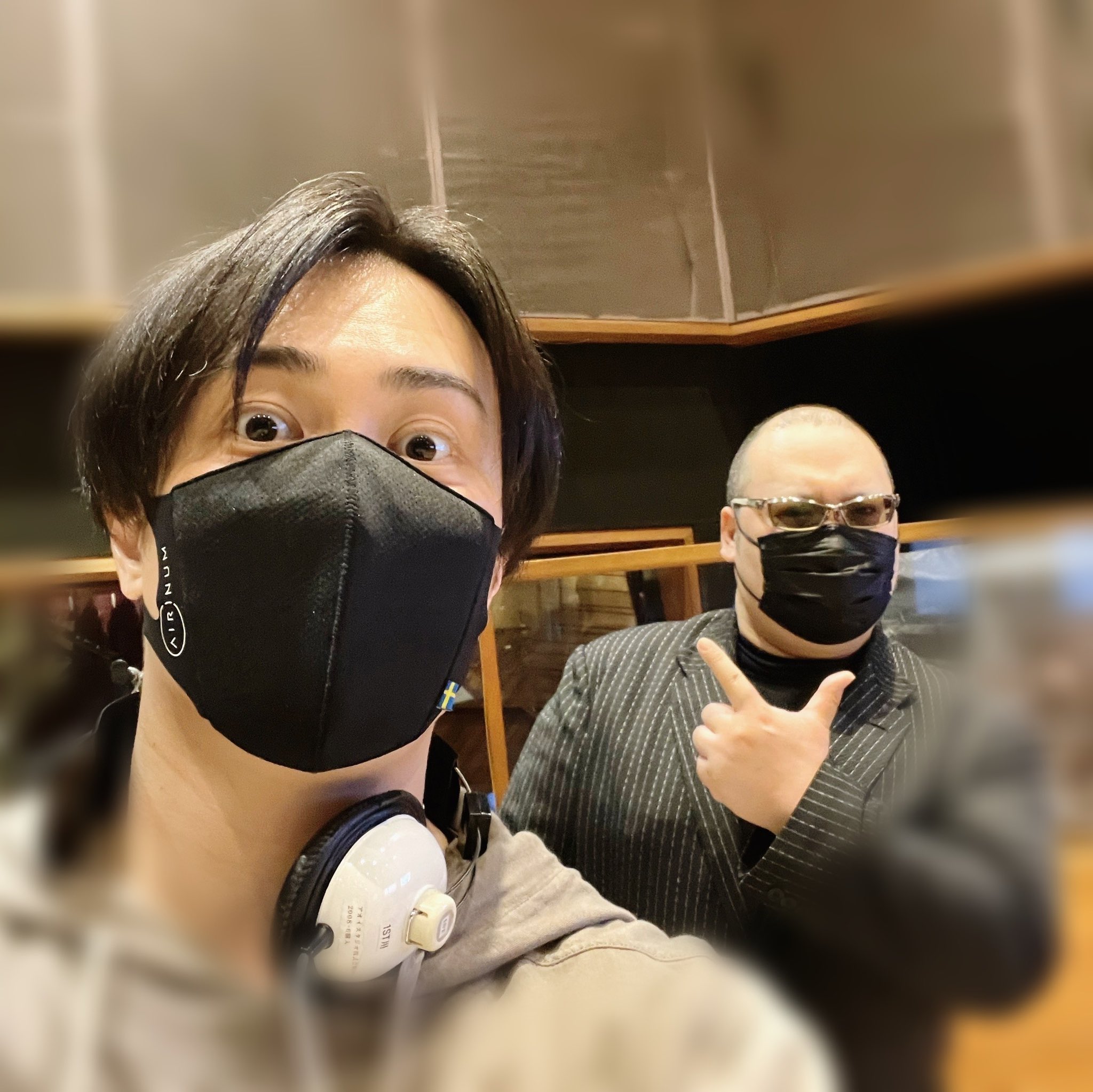 鈴木達央 Apex好きなら 誰でも分かる ジブラルタルの声優まみやん 間宮康弘 をゲット いつも紳士な上に 芝居の幅もひたすら広くて深い素敵マン てか 地声がジブw 周りがボヤけてる ガンシールド張ってんだよ T Co Tuyhr73pj1 Twitter