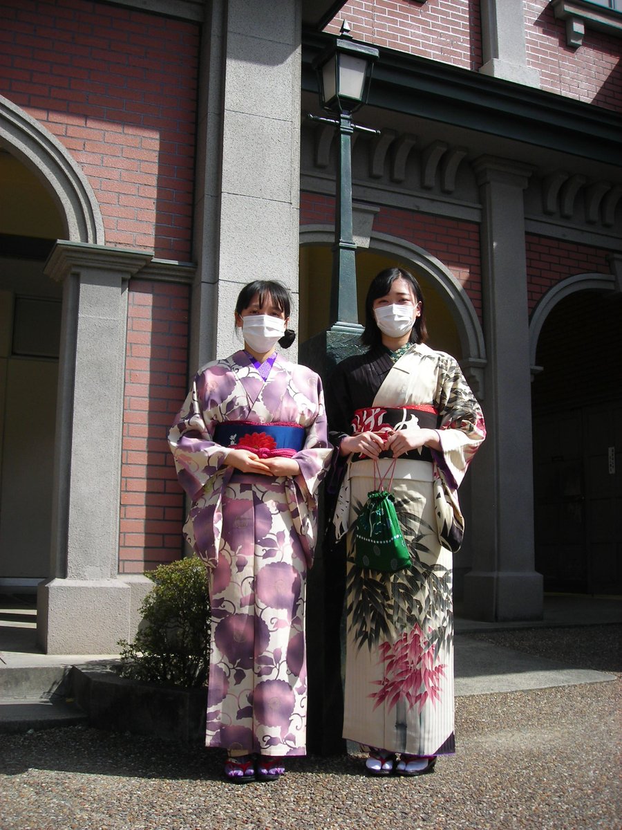 東映太秦映画村 時代劇扮装の館です 大人気の大正ロマン着物のお2人です 残念ながらご自分では見えないのですが 実は後ろ姿もおススメです 桜が咲いてるの おわかりいただけますでしょうか 満開が待ち遠しいですね 映画村 大正ロマン Kyoto