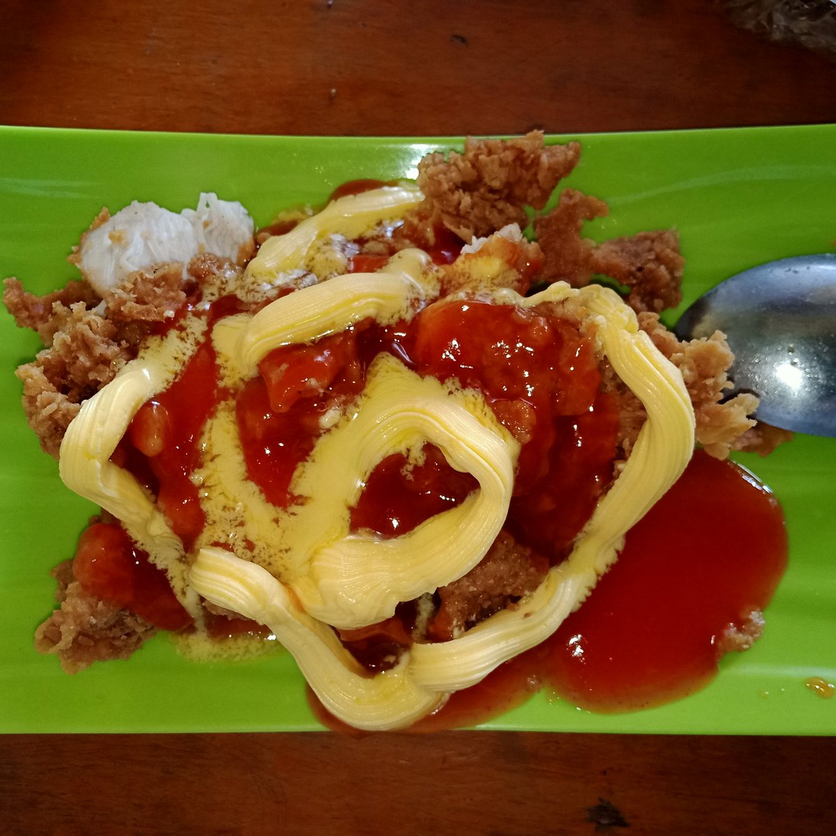 FFOODFESS's tweet photo. selama gue makan ayam goreng mentega, baru kali ini dapet yang beginian, fess ಥ‿ಥ agak kaget juga sebenernya ಥ‿ಥ https://t.co/SAHbLxZeL6