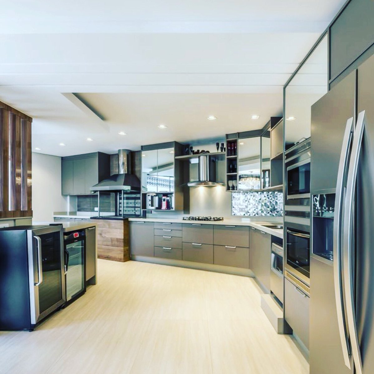 FarrProperties's tweet photo. This modern fully fitted and spacious kitchen is designed with complete touch of aesthetics and luxury to give you comfortable, yet interesting cooking experience.
#friday #farrproperties #tips
#investment #housebuyers #investmentproperty #realestateinvestment #lekki #covid19 https://t.co/hYOa2BsDI3