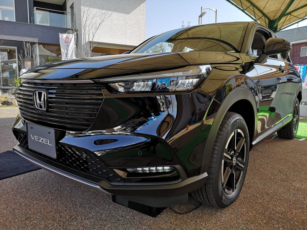 ヴェゼルくん 新型ヴェゼル見てきました めちゃくちゃカッコイイです どうやら 先日展示してた島根のイオンモールから来た車見たいです 青空の下で見る クリスタルブラックパールは光がめちゃくちゃ反射して更にカッコ良かったですヨ 新型