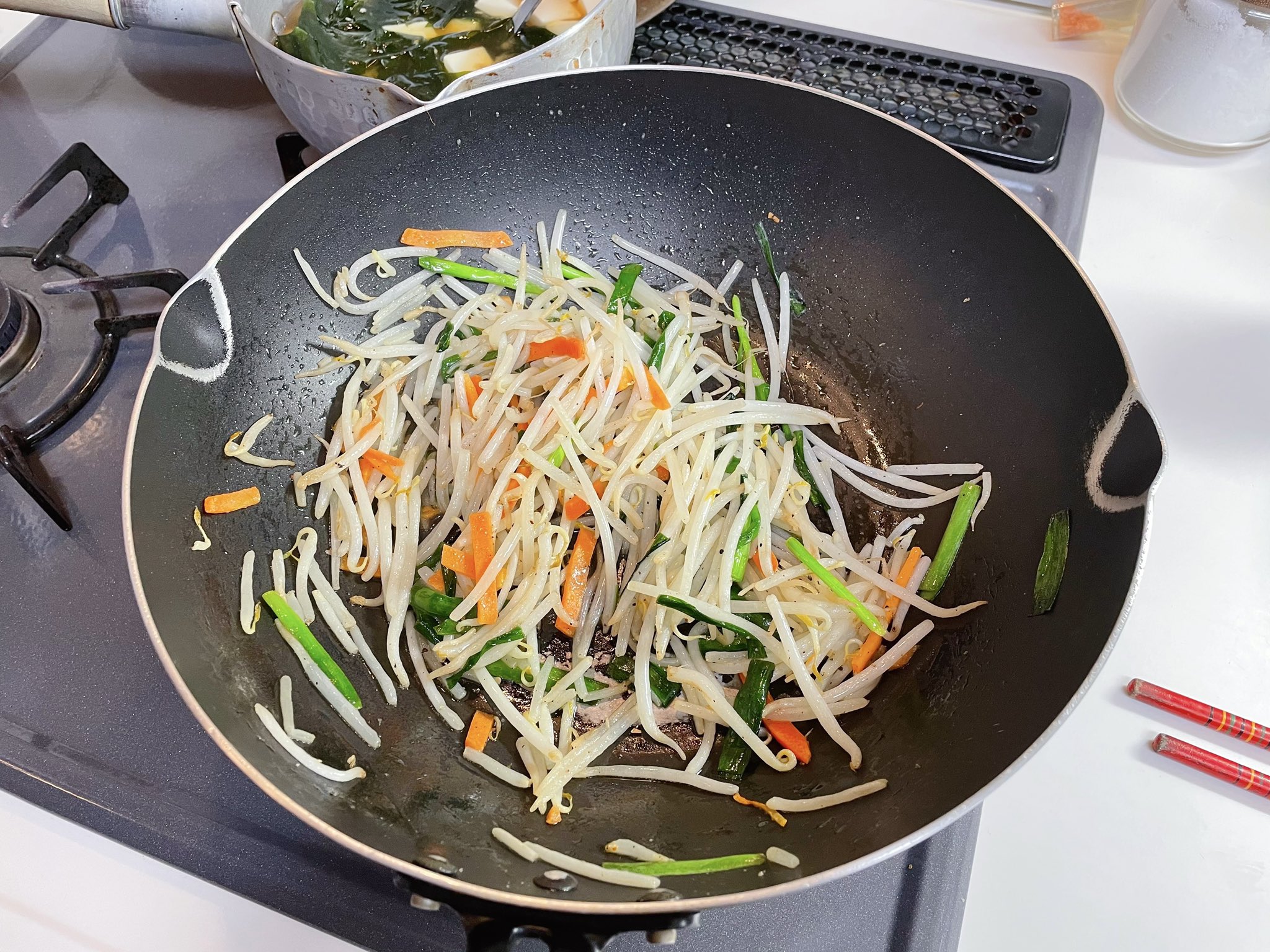 中華屋のモヤシ炒めに憧れてあみ出した モヤシを炒める前に サラダ油を先に揉みむこと 話題の画像プラス 中華屋のモヤシ炒めに憧れてあみ出した モヤシを炒める前に サラダ油を先に揉みむこと 話題の画像プラス