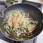 中華屋のモヤシ炒めに憧れてあみ出した。モヤシを炒める前に「サラダ油を先に揉みむこと」