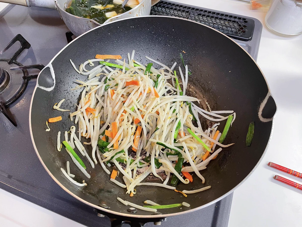 中華屋のモヤシ炒めに憧れてあみ出した。モヤシを炒める前に「サラダ油を先に揉みむこと」