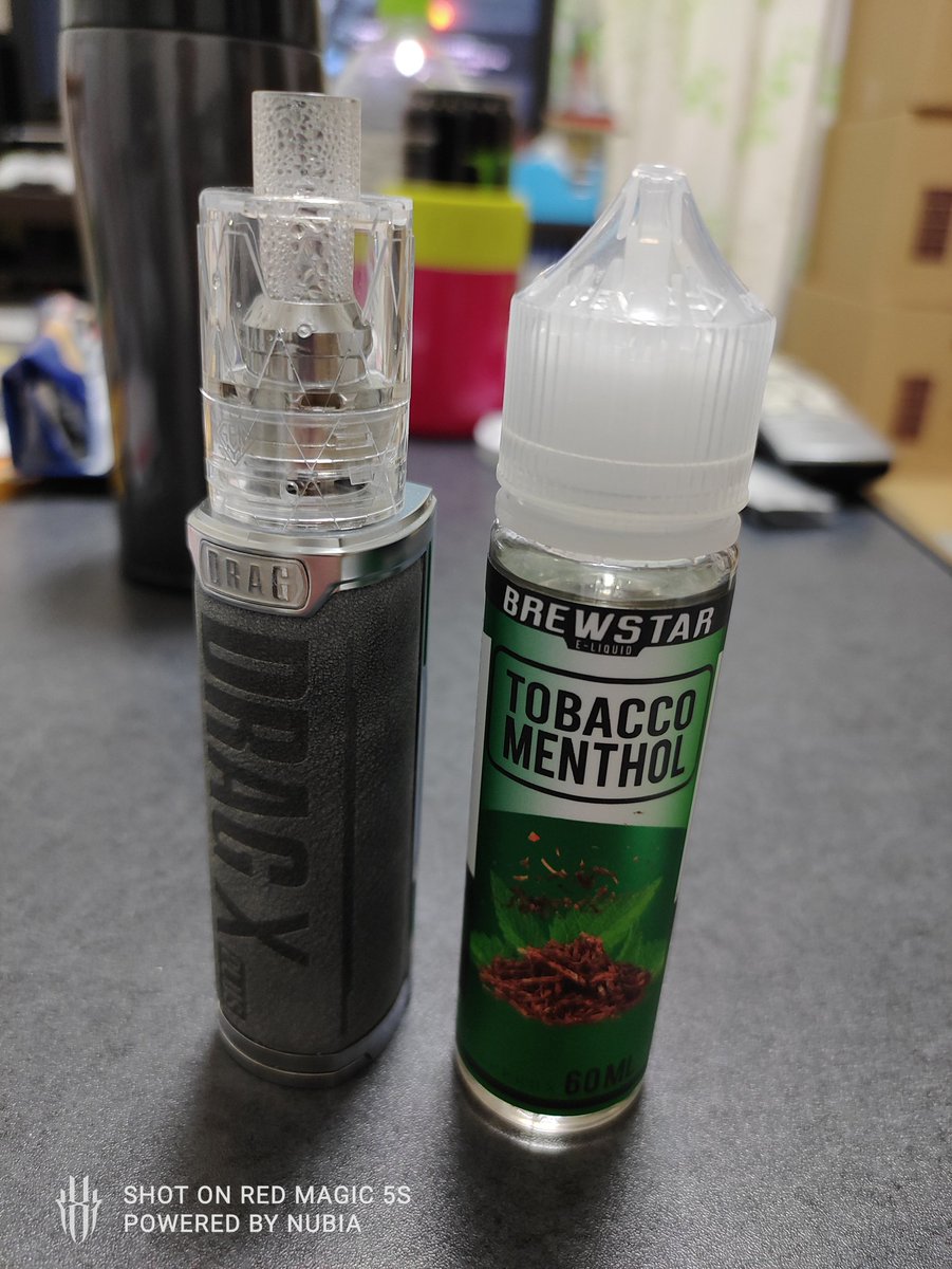 zumahoon's tweet photo. 会社の先輩の禁煙の助けになるかと思って、#BREWSTAR の #TOBACCOMENTHOL 買ってみたよ!
吸ってもらった結果、苦味がないからタバコの代わりにはならないらしい笑
オレはタバコ吸わないから本物と比較はできないけど、後味は「タバコの葉っぱの匂い」みたいな味はするかな!
#VAPE
#GEMMTANK https://t.co/zUxrVLYDQs