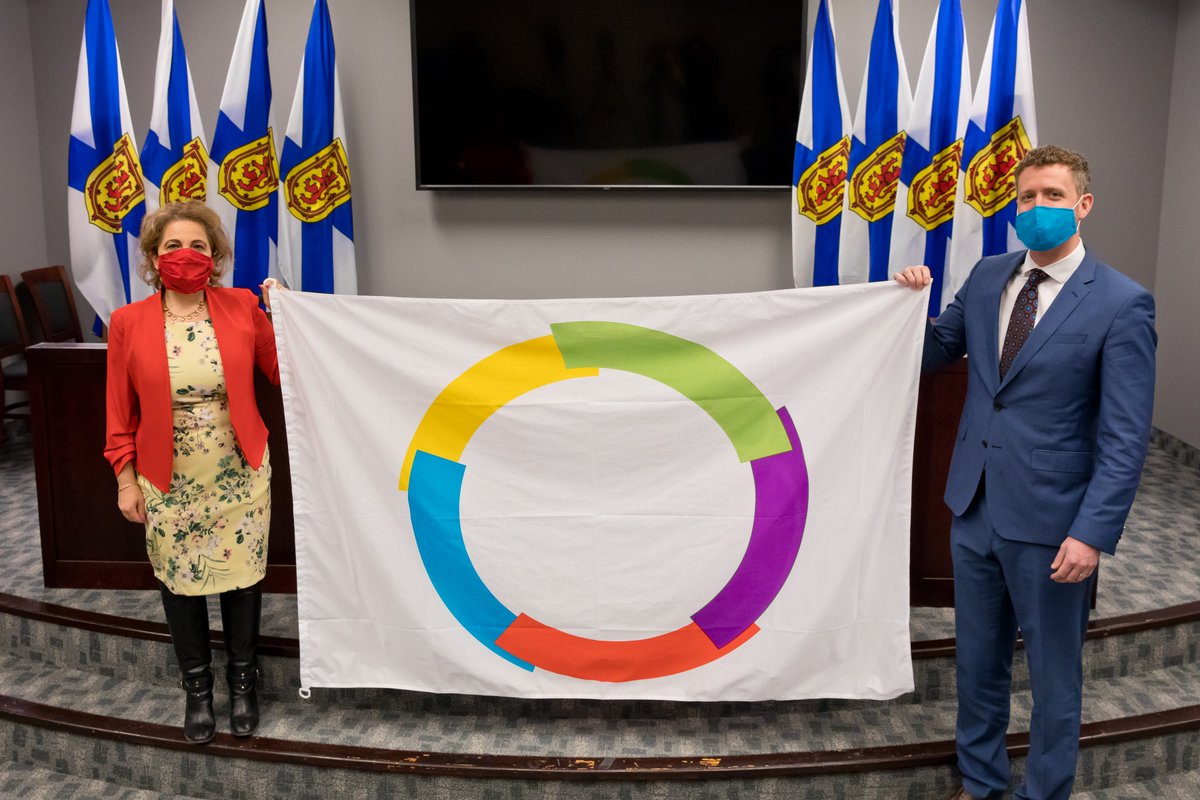 Le 20 mars, la Nouvelle-Écosse se joint à la communauté internationale pour célébrer la Journée internationale de la francophonie. Le Premier ministre Iain Rankin et la ministre des Affaires acadiennes et de la francophonie, Lena Metlege Diab, avec le drapeau de la francophonie.