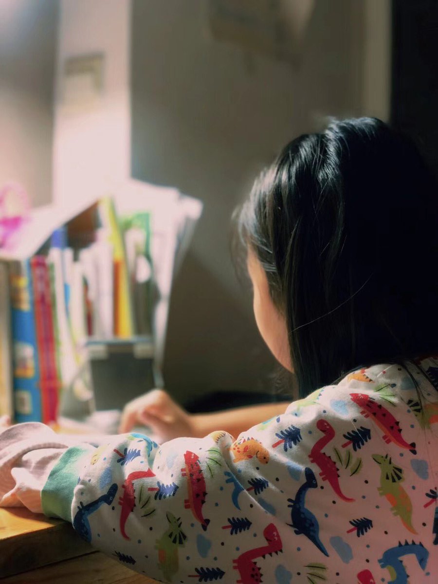 刚和一个大学同学吃完饭，这大概是我吃过的最难下咽的一顿饭了。他毕业就进了事业单位，虽然在同一个城市，但很少联系，我还奇怪今天为啥请我吃饭，原来是刚升了副处。他各种花式炫耀，我都可以忍，但挖苦我姑娘没帝都户口，将来还要回老家高考，真的扎心了！看着她认真写作业的背影，心里实在不是滋味