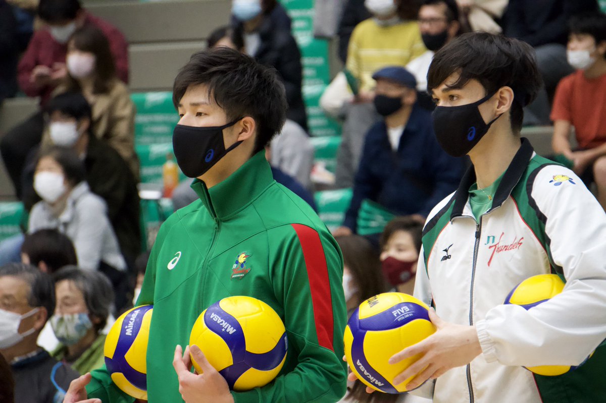 さなぎ ボール1個貰う新井くん 新井雄大 選手 ロジャーズ海 選手 21 03 14 岩国市総合体育館