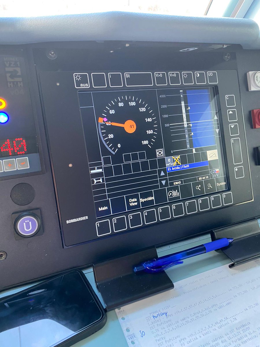 Funkčnost ETCS, výluku ETCS, potvrzení volnosti trati, automatické brždění při nedovolené rychlosti a veškeré další modelové situace včetně jízdy na uvolňovací rychlost jsme dnes testovali společně s Martinem Hořínkem z <a href="/MetransGroup/">Martin Hořínek</a> a Zdeňkem Chrdlem z <a href="/azd_praha/">AŽD</a>.