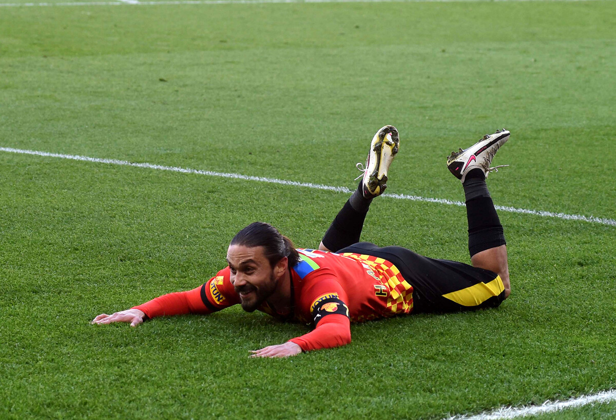 1 - <a href="/Goztepe/">Göztepe Spor Kulübü</a>'nin Süper Lig'e döndüğü 2017/18 sezonundan bu yana sarı-kırmızı formayla en fazla maça çıkan (119) ve gol katkısı yapan (18 gol &amp; 16 asist) oyuncu olan Halil Akbunar, en fazla gol attığı (8) ve asist yaptığı (7) sezonu yaşıyor. Milli.