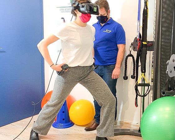 Grâce à la réalité virtuelle vous pouvez faire travailler vos patients de façon innovante.
Sophia travaille ici son genou en effectuant un exercice de fente avant sous la supervision de son kiné.

Pour en savoir plus contactez-nous pour une démo dans votre cabinet.
#kiné #patient