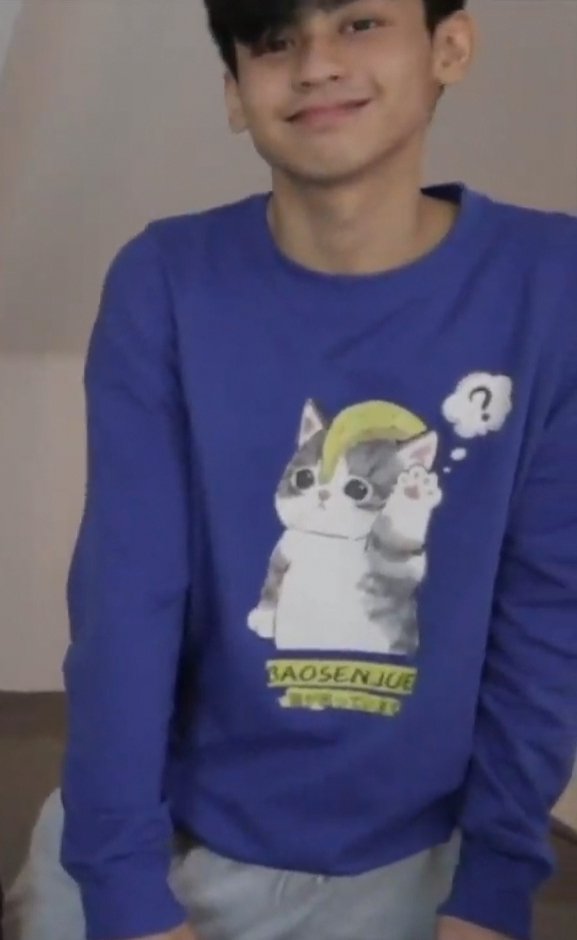 miksssssss_'s tweet photo. gusto ko lang naman malaman kung saan galing yung sweater? ANGKYOT E PARANG YUNG NAGSUSUOT!!! @rjscruz_

#JahThirdWheelersEp2 https://t.co/NgK4n8EZJV