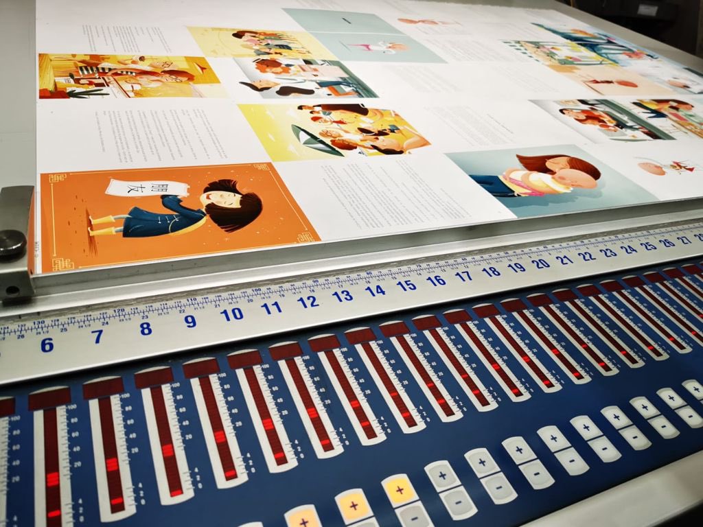 📸📚 L’Alexandra tenia curiositat per veure com s’imprimeix el ‘seu’ conte. Avui ho ha pogut fer acompanyada pels seus pares. És un altre dia bonic de tot aquest projecte #1NenaEntre20Milions