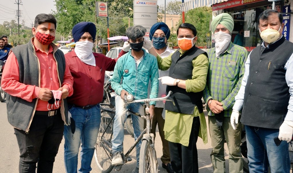 BobinSharma3's tweet photo. पंडित दीनदयाल उपाध्याय स्मृति मंच के कार्यकर्ताओं ने लाड़���वाली रोड़,किशनपुरा में मास्क बांटकर लोगों को जागरूक किया। https://t.co/g4DIbXypjt