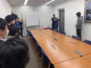 rokko_info's tweet photo. くま先輩「離任されるアヲヤギ先生に、有志の先生方が集まって、贈り物やら、惜しむ名残。75期担任チームとか、チーム同い年とか。
いつでも、教育は未来の最前線。別の場所で、一緒に、頑張りましょう。

“せ、先生にだって友情はあるんだ〜っ！“」 #六甲学院 https://t.co/dkX7B8dViX