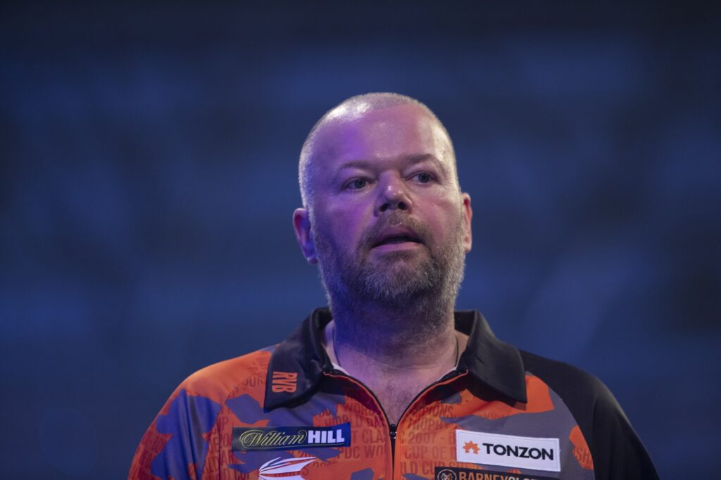 dartsflits's tweet photo. Een flink tik weer... Het is bepaald niet de week van Raymond van Barneveld geworden. De 2e PDC Super Series levert slechts 1 zege en 4 nederlagen op. Ryan Searle blijkt vandaag in de 1e ronde van Players Championship 8 met 6-1 veel te sterk. #darts #barney https://t.co/Fgo0VYpQKU