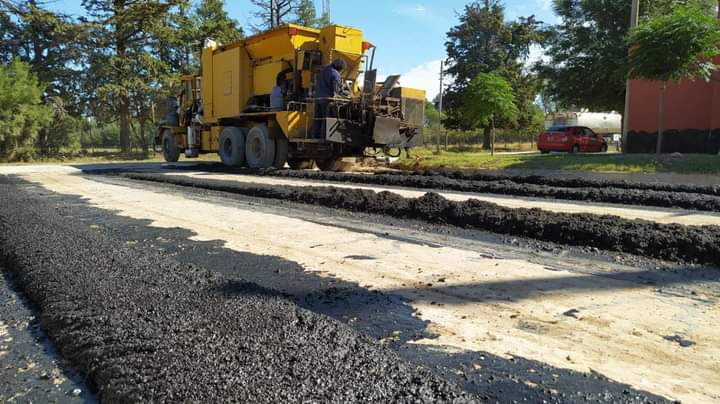 CastelliPuan's tweet photo. Ayer comenzaron los trabajos de pavimentación de la calle Dr Magadán entre Roca y Sarratea de la localidad de #Darregueira. Estos trabajos se realizan a través del Fondo de Infraestructura Municipal, por un monto de $ 1.222.714,57.
 
#Obras #Pavimento #FIM2020 https://t.co/JwTSyrBL0O