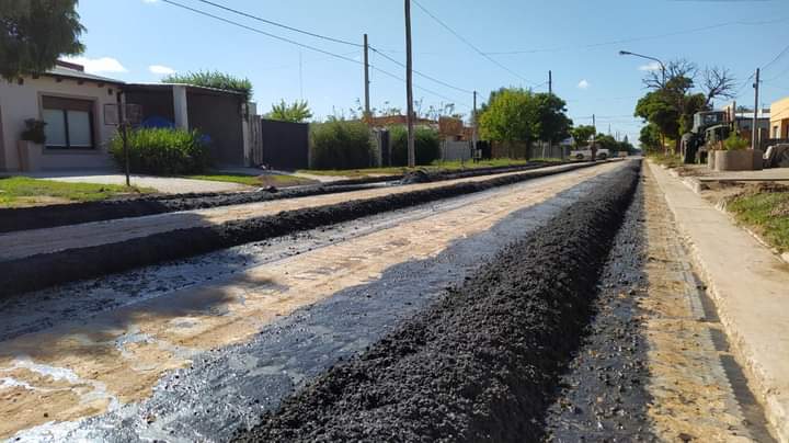 CastelliPuan's tweet photo. Ayer comenzaron los trabajos de pavimentación de la calle Dr Magadán entre Roca y Sarratea de la localidad de #Darregueira. Estos trabajos se realizan a través del Fondo de Infraestructura Municipal, por un monto de $ 1.222.714,57.
 
#Obras #Pavimento #FIM2020 https://t.co/JwTSyrBL0O
