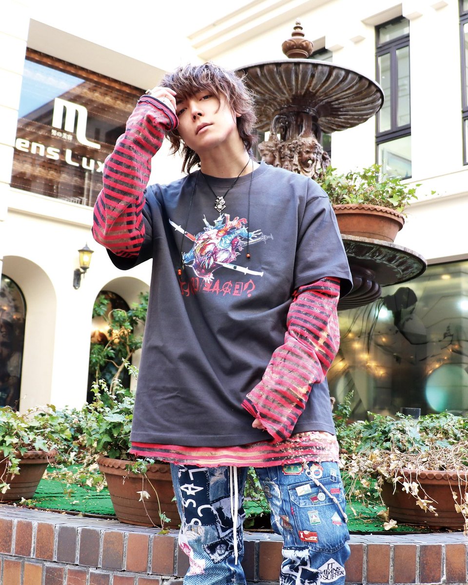 takazumi0402's tweet photo. 🫀H∀PEAC∃-最新作🫀
【3/19 22:00〜販売開始⚡️】
ブランドの独創的世界観を凝縮したグラフィックTシャツ☮
パンキッシュに仕上げながらも"あるメッセージ"を隠し込めたH∀PEAC∃らしい作品です🎨
※黒×赤は大阪店限定カラーです🗽
https://t.co/U5twCHIPoM
#HAPEACE
#KinCrossWorld https://t.co/0kBFk5ATMq